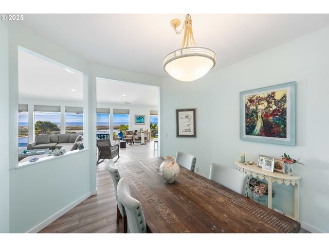 53 SHORELINE Dr, Florence, OR 97439