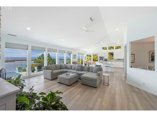 53 SHORELINE Dr, Florence, OR 97439