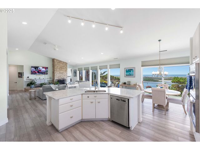 53 SHORELINE Dr, Florence, OR 97439