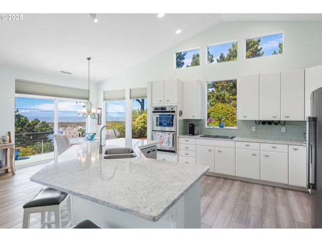 53 SHORELINE Dr, Florence, OR 97439