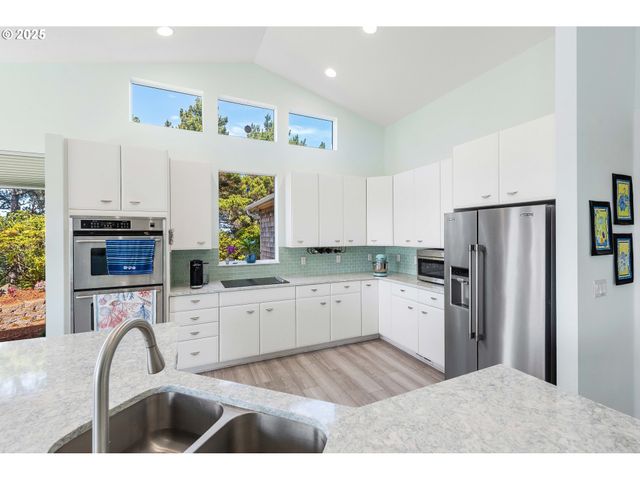 53 SHORELINE Dr, Florence, OR 97439