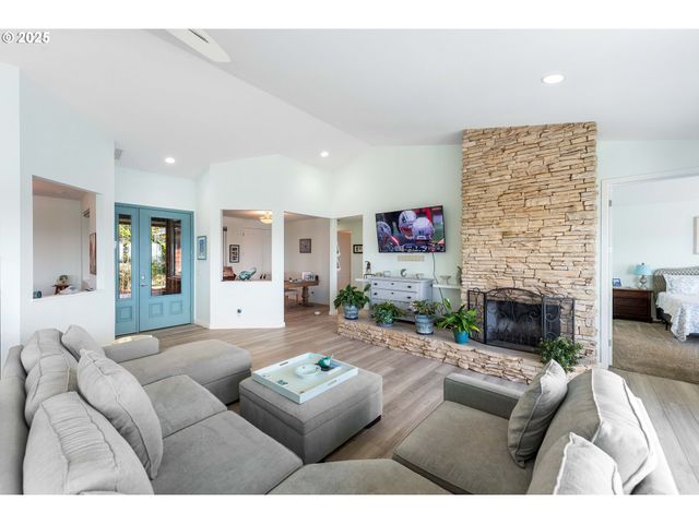 53 SHORELINE Dr, Florence, OR 97439