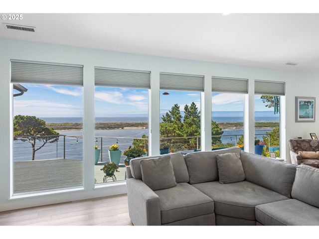 53 SHORELINE Dr, Florence, OR 97439