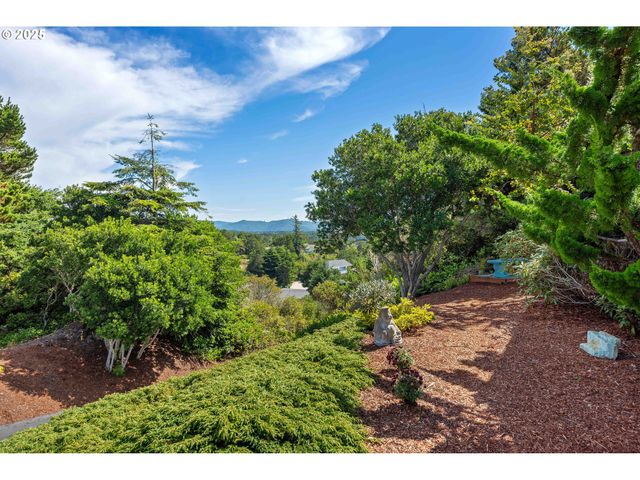 53 SHORELINE Dr, Florence, OR 97439