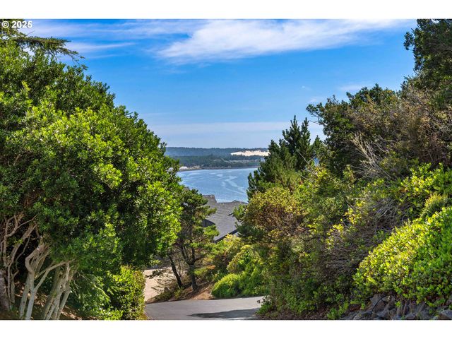 53 SHORELINE Dr, Florence, OR 97439