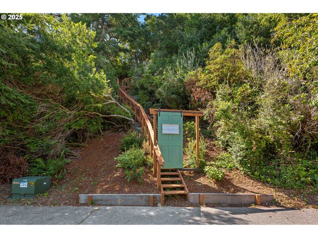 53 SHORELINE Dr, Florence, OR 97439