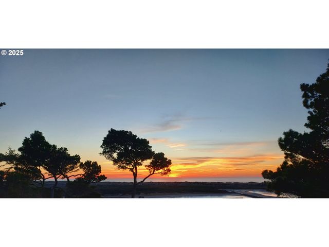 53 SHORELINE Dr, Florence, OR 97439