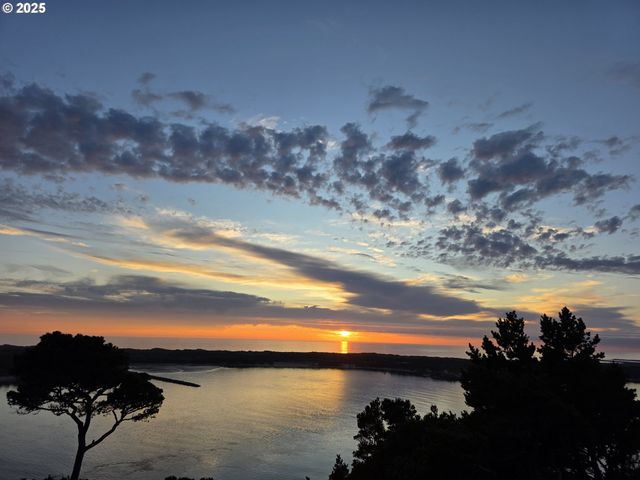 53 SHORELINE Dr, Florence, OR 97439