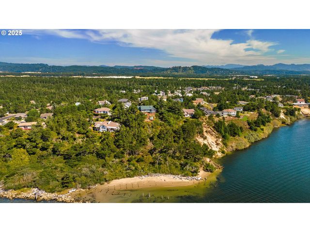 53 SHORELINE Dr, Florence, OR 97439