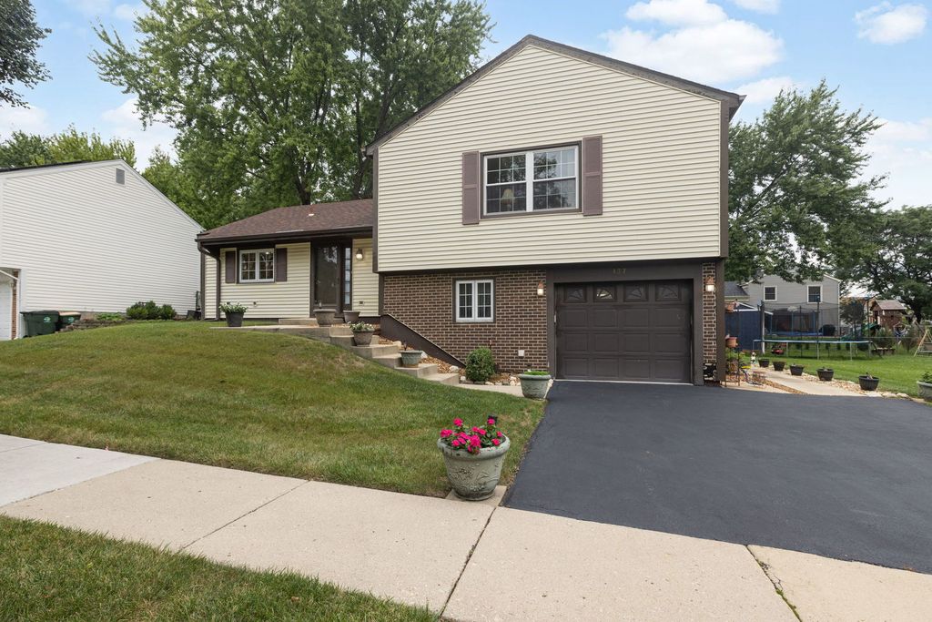 137 Sherman Court, Bartlett, IL 60103 — photo 2