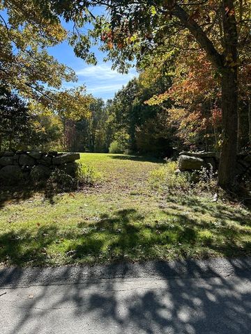 8 Strawberry Ln, Westport, MA 02790