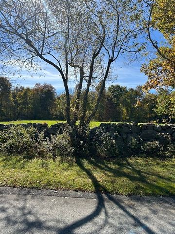 8 Strawberry Ln, Westport, MA 02790