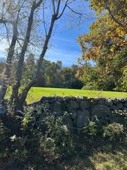 8 Strawberry Ln, Westport, MA 02790