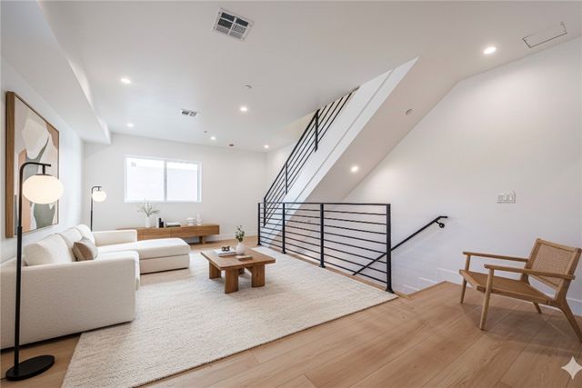 5209 W 20th Street 2, Los Angeles, CA 90016