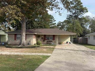 367 Fontainbleau Dr, Baton Rouge, LA 70819