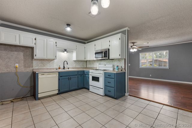 28637 E 137th Street, Coweta, OK 74429
