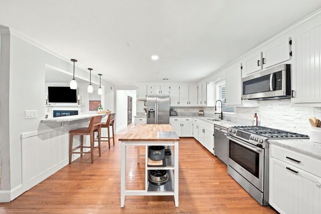 55 Lucerne Dr, Andover, MA 01810