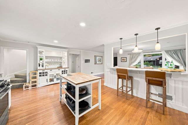 55 Lucerne Dr, Andover, MA 01810