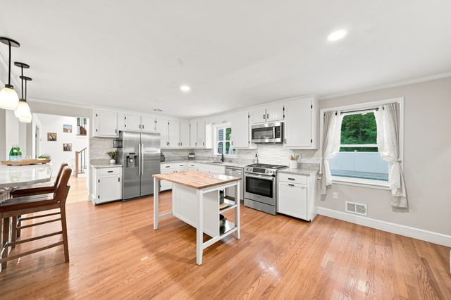 55 Lucerne Dr, Andover, MA 01810