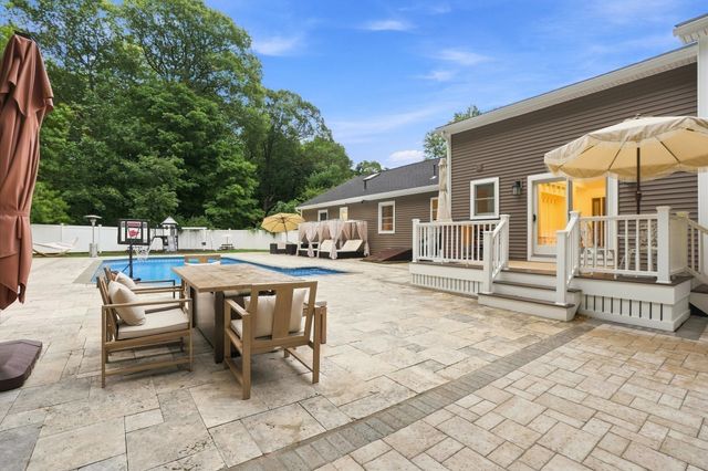 55 Lucerne Dr, Andover, MA 01810