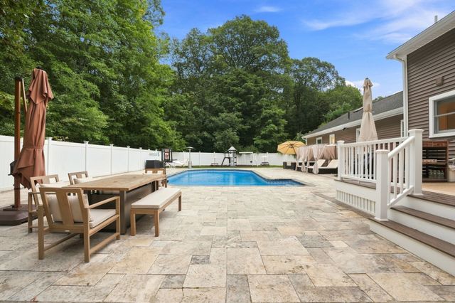 55 Lucerne Dr, Andover, MA 01810