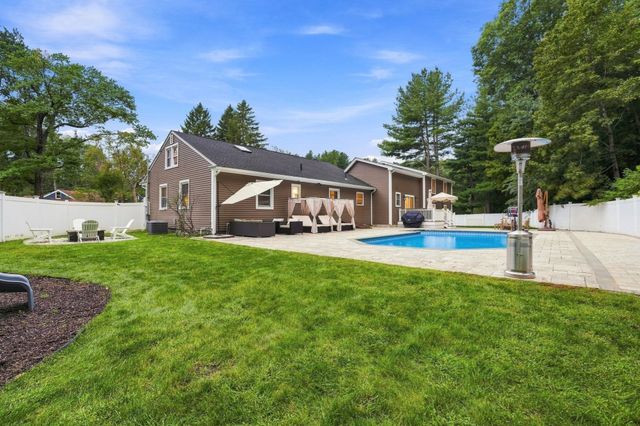 55 Lucerne Dr, Andover, MA 01810