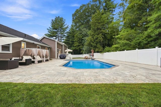 55 Lucerne Dr, Andover, MA 01810