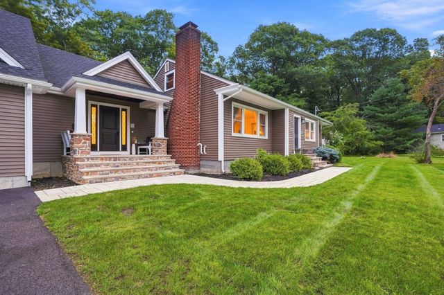 55 Lucerne Dr, Andover, MA 01810