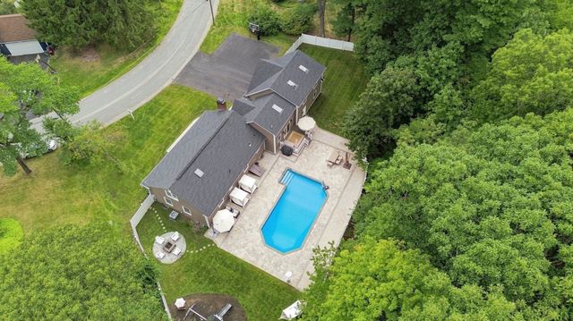 55 Lucerne Dr, Andover, MA 01810