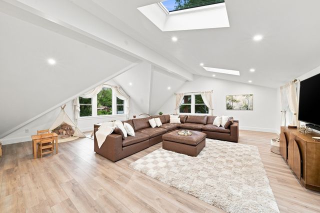 55 Lucerne Dr, Andover, MA 01810