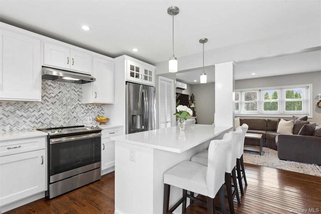 24 Essen Place, Bethpage, NY 11714 — photo 5