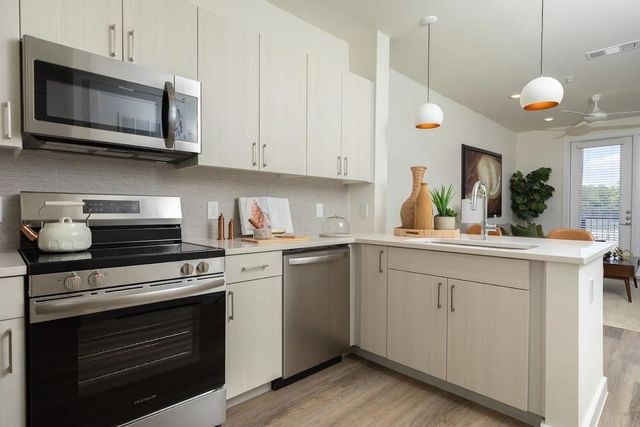 1690 North Loop 274, Houston, TX 77009