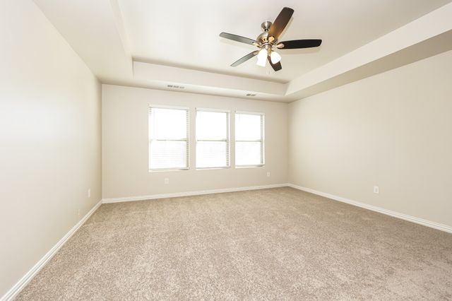 1010 Keeneland Dr, Gallatin, TN 37066