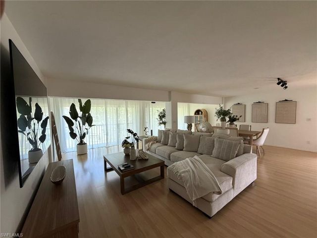 576 Retreat DR 201, Naples, FL 34110