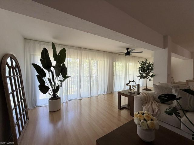 576 Retreat DR 201, Naples, FL 34110