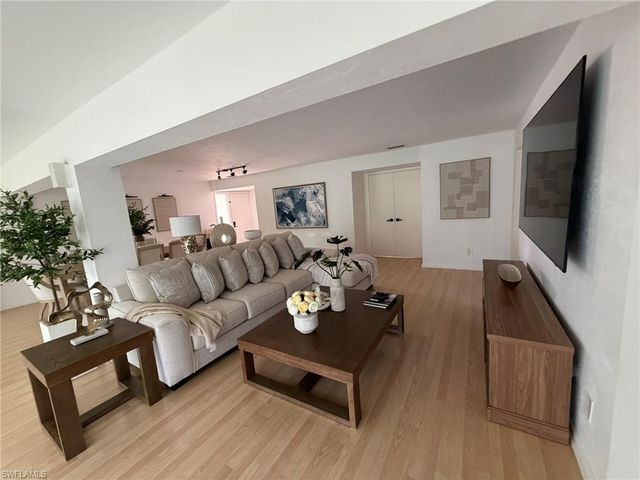 576 Retreat DR 201, Naples, FL 34110