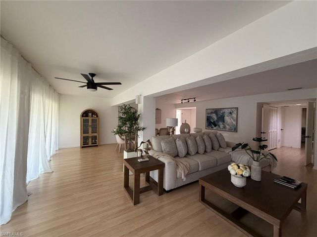 576 Retreat DR 201, Naples, FL 34110