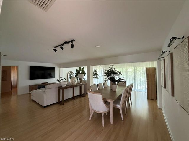 576 Retreat DR 201, Naples, FL 34110