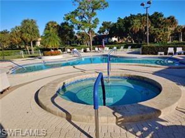 576 Retreat DR 201, Naples, FL 34110