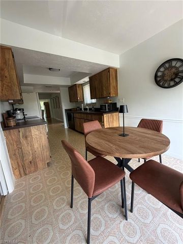 576 Retreat DR 201, Naples, FL 34110