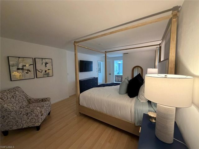 576 Retreat DR 201, Naples, FL 34110