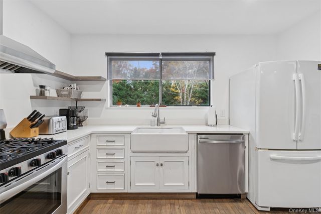 33 Whalers Drive, Sag Harbor, NY 11963