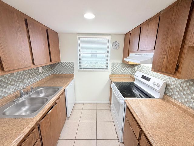 2000 N Congress Avenue 103, West Palm Beach, FL 33401