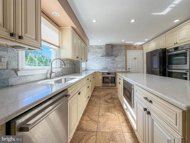 157 HARTFORD LN, Newtown, PA 18940
