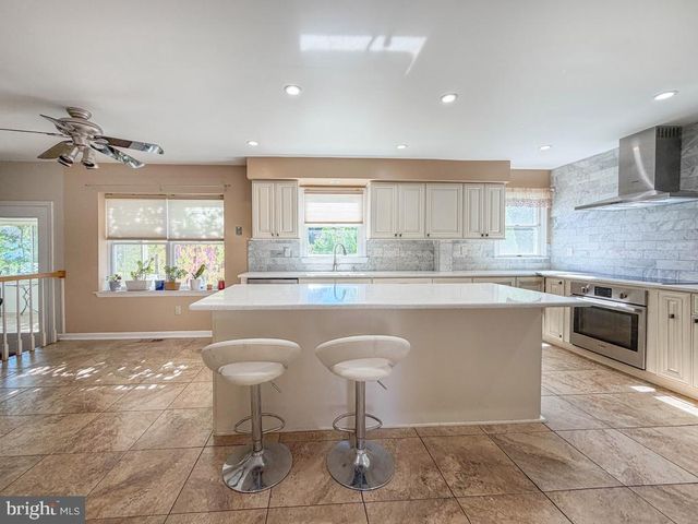 157 HARTFORD LN, Newtown, PA 18940