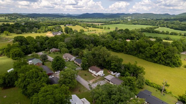 916 Turner Dr, Hartsville, TN 37074