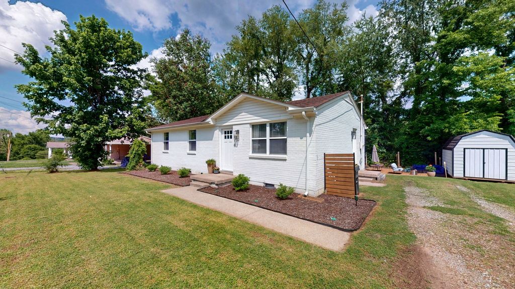 916 Turner Dr, Hartsville, TN 37074