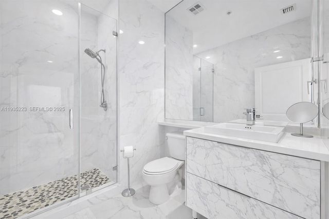 325 S Biscayne Blvd 14, Miami, FL 33131