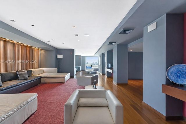 325 S Biscayne Blvd 14, Miami, FL 33131