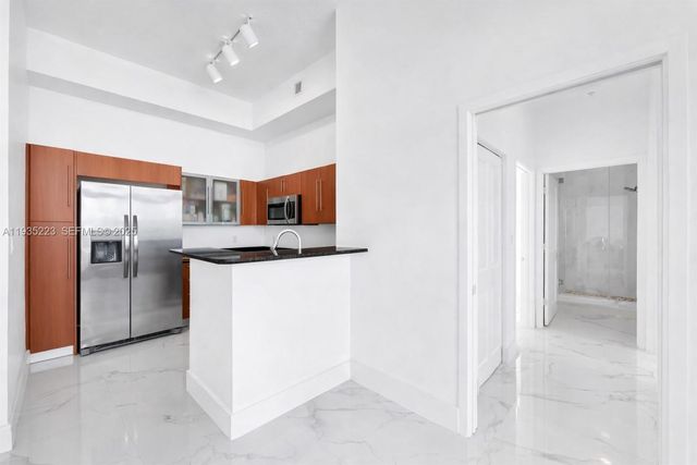 325 S Biscayne Blvd 14, Miami, FL 33131